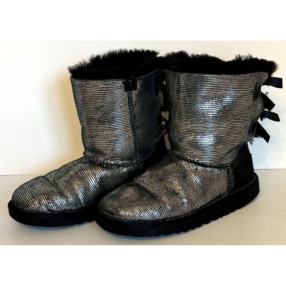 UGG Bailey Bow‎ Lizard Black & Silver Women’s Size US 4/ EU 34 Short Boots - Picture 1 of 8